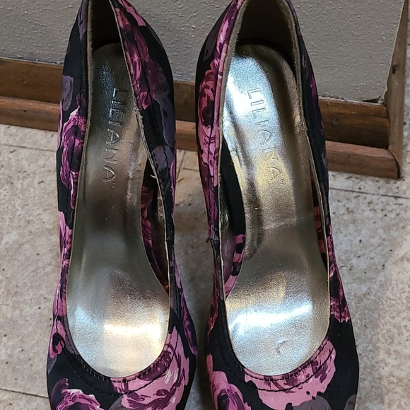 Black floral pink/gray rose 7 1/2 heels - Picture 5 of 8